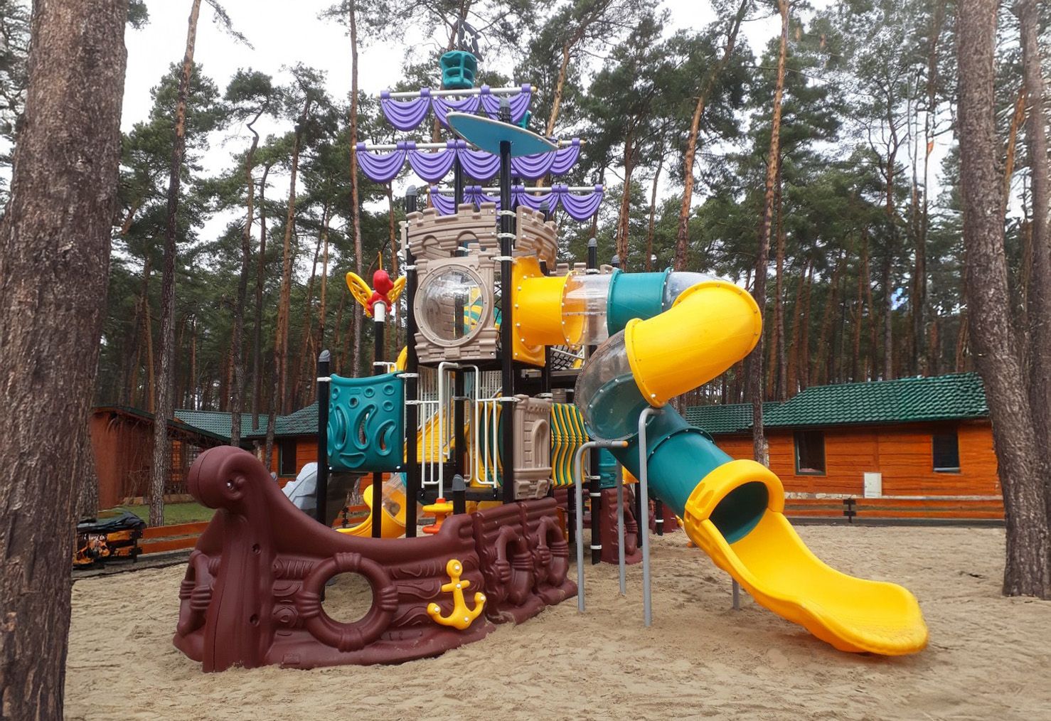 Kolorowy statek piracki na plac zabaw